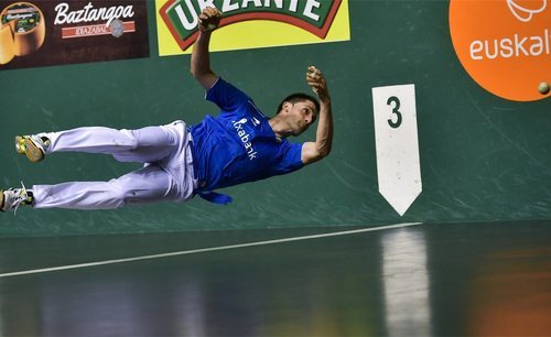 El pelotari Jon Ander Albisu jugándose la salud en un acrobático resto